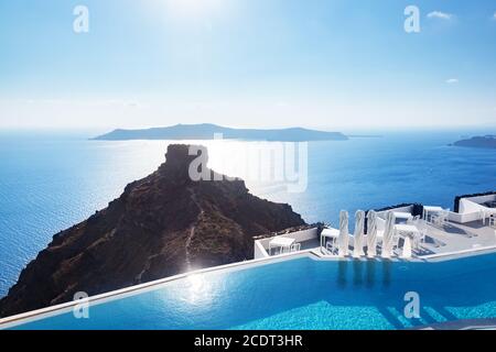 Piscine avec vue sur la caldeira sur la mer Égée, Santorin, Grèce Banque D'Images