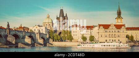 Prague, République tchèque. Pont Charles, croisière en bateau sur la Vltava. Vintage Banque D'Images