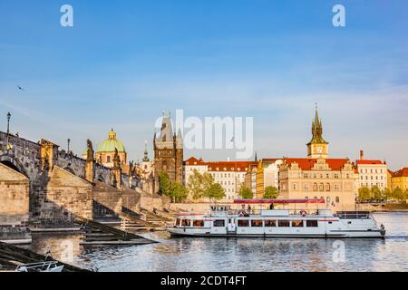 Prague, République tchèque. Pont Charles, croisière en bateau sur la Vltava Banque D'Images