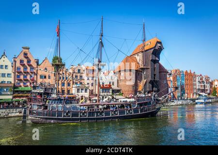 La vieille ville de Gdansk et la célèbre grue, la Zuraw polonaise. Rivière Motlawa en Pologne. Banque D'Images