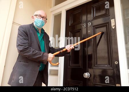 1-18 York Terrace East, Regents Park, Londres, 29 août 2020: Groupe anarchiste classe protestation de guerre outisde 1 - 18 Yoor Terrace East près de Regents Park qui reste vide et est évalué quelque part dans la région de £184, 00000, Alors que beaucoup à Londres et dans tout le Royaume-Uni souffrent de la pauvreté dont une grande partie a été exacerbée par Covid19, les gardes de sécurité avec des chiens ont participé aux manifestations. Crédit: Natasha Quarmby/Alay Live Newsexpensivepro Banque D'Images