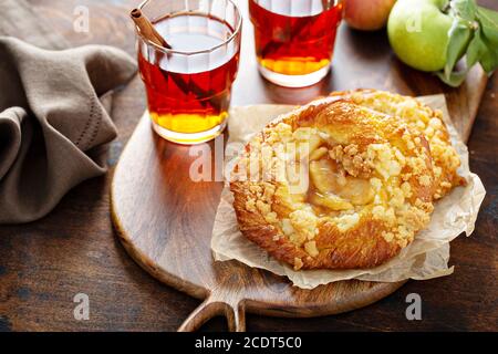 Pomme danoise avec thé Banque D'Images