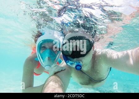 Un couple amoureux prenant selfie sous l'eau dans l'océan Indien, Maldives Banque D'Images