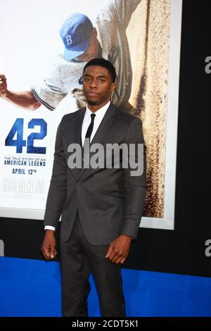 LOS ANGELES - APR 9 : Chadwick Boseman arrive à la première '42' au Théâtre chinois le 9 avril 2013 à Los Angeles, CA Banque D'Images