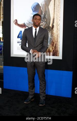 LOS ANGELES - APR 9 : Chadwick Boseman arrive à la première '42' au Théâtre chinois le 9 avril 2013 à Los Angeles, CA Banque D'Images