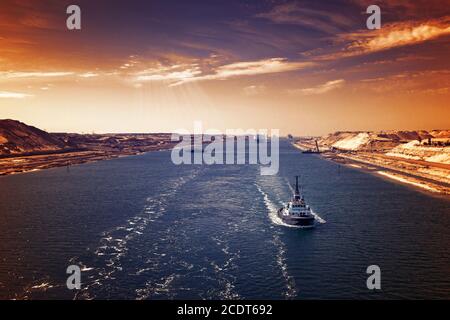 Ambiance nocturne dans le canal de Suez - un convoi de navires passe par le nouveau canal d'extension est Banque D'Images