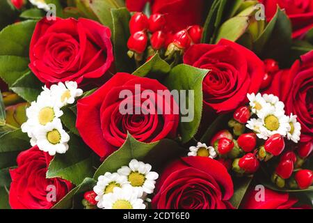 bouquet de mariage de roses rouges et de dasies. Vue de dessus Macro à mise au point sélective avec DOF peu profond Banque D'Images