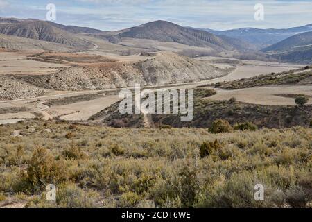 Paysage de la Sierra de Alcarama près de Valdemadera, route LR-390 dans la province de la Rioja, Espagne Banque D'Images