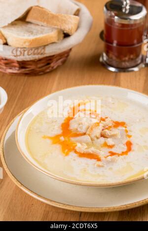 Soupe traditionnelle turque de tripe / iskembe corbasi. Banque D'Images