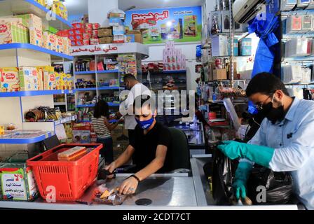 Gaza. 29 août 2020. Les Palestiniens portant des masques faciaux font leurs courses dans une épicerie de la ville de Gaza, le 29 août 2020. La Palestine a signalé samedi 417 nouveaux cas de COVID-19, portant à 28,527 le nombre total d'infections dans les territoires palestiniens. Credit: Rizek Abdeljawad/Xinhua/Alamy Live News Banque D'Images