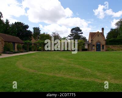 26 juillet 2020 - Angleterre, Royaume-Uni: Jardins avec peu de vieux bâtiment en arrière-plan Banque D'Images