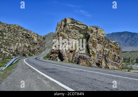 Paysage de montagne - route pavée dans les rochers colorés de l'Altaï, Russie Banque D'Images