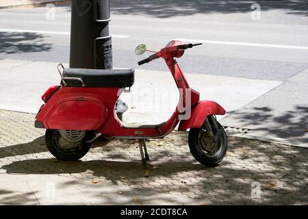 Un Vespa rouge se trouve au bord du Kurfürstendamm À Berlin Banque D'Images