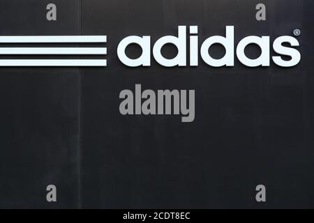 Skejby, Danemark - 13 décembre 2015 : logo Adidas sur un mur. Adidas est une multinationale allemande qui fabrique des chaussures de sport, des vêtements Banque D'Images