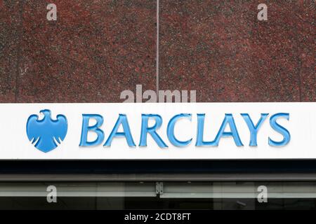 Londres, Royaume-Uni - 25 septembre 2019 : logo de la banque Barclays sur un mur. Barclays est une multinationale britannique de services bancaires et financiers Banque D'Images