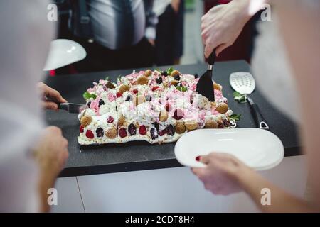 Magnifique mariée élégante et élégante coupe marié et dégustation de gâteau de mariage blanc inhabituelle. POV voir Banque D'Images
