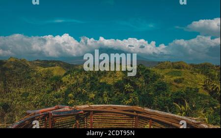 Vue sur le volcan Mayon depuis le sommet d'une colline dans le parc écologique de Solong Banque D'Images