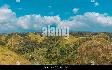 Groupe de collines de Quitinday avec vue sur le mont Mayon Banque D'Images