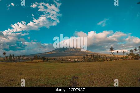 Point de vue sur les collines Quituinan surplombant le volcan Mayon Banque D'Images