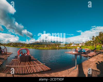 Vue sur le volcan Mayon depuis le lac Sumlang Banque D'Images