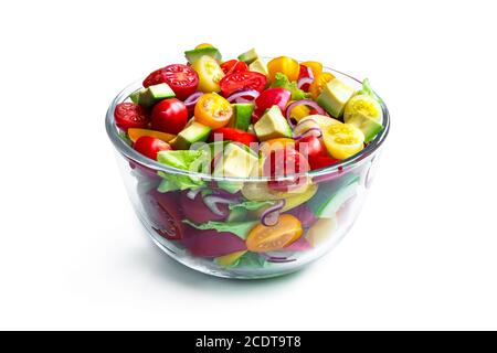 Salade végétarienne avec tomates cerises rouges et jaunes et avocat isolé sur blanc Banque D'Images