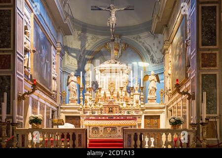 Autel avec crucifix dans l'église église Ognissanti à Florence, Italie Banque D'Images