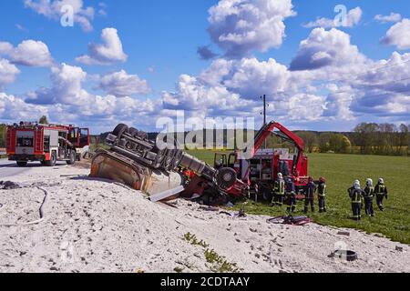 15 mai 2020, Inciems, Lettonie: Accident de voiture en raison de pneus endommagés, le camion a pris la route et a roulé sur le toit, et le conducteur de camion est mort dessus Banque D'Images