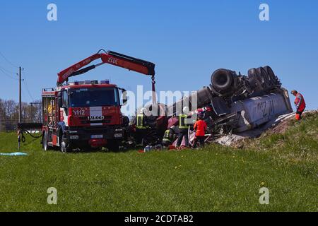 15 mai 2020, Inciems, Lettonie: Accident de voiture en raison de pneus endommagés, le camion a pris la route et a roulé sur le toit, et le conducteur de camion est mort dessus Banque D'Images