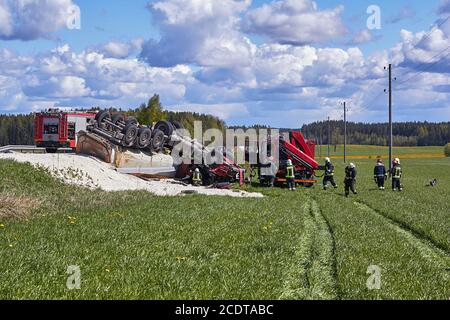 15 mai 2020, Inciems, Lettonie: Accident de voiture en raison de pneus endommagés, le camion a pris la route et a roulé sur le toit, et le conducteur de camion est mort dessus Banque D'Images