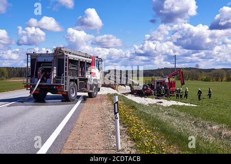 15 mai 2020, Inciems, Lettonie: Accident de voiture en raison de pneus endommagés, le camion a pris la route et a roulé sur le toit, et le conducteur de camion est mort dessus Banque D'Images