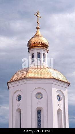 Chapelle orthodoxe église avec un dôme d'or contre un ciel orageux en Russie. Banque D'Images