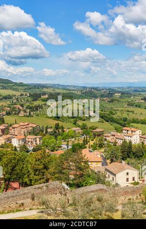 Vue aérienne de la ville de San Gimignano avec un paysage rural en Toscane Banque D'Images