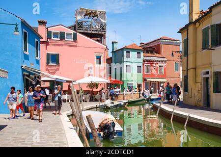 BURANO, ITALIE - JUILLET 27,2017 : maisons et canaux peints de couleurs vives sur l'île de Burano près de la ville de Venise Banque D'Images