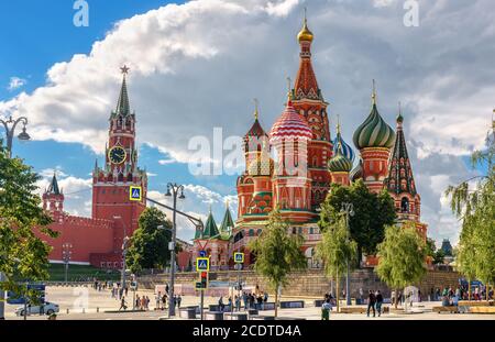 Moscou - 20 juillet 2020 : le Kremlin et la cathédrale Saint-Basile sur la place Rouge à Moscou, en Russie. Cet endroit est une attraction touristique de Moscou. Magnifique vi Banque D'Images