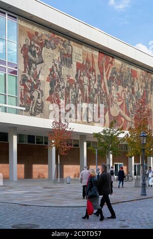 Le Kulturpalast de Dresde avec la fresque de la façon de le drapeau rouge Banque D'Images