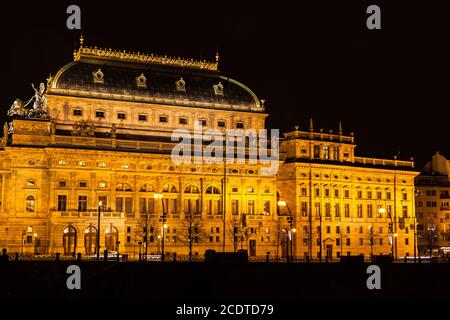 Vue nocturne du Théâtre National (Národní divadlo) avec éclairage lumineux, situé sur le côté de la rivière Vltava, Prague, République Tchèque Banque D'Images