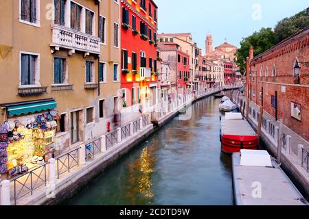 Les canaux de Venise au coucher du soleil sont mis à l'écart par d'anciens bâtiments colorés Banque D'Images