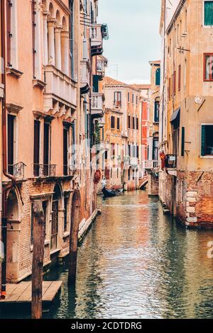 Canal étroit entouré de vieux palais de Venise Banque D'Images
