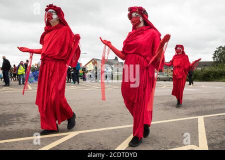 Bishop’s Stortford, Royaume-Uni. 29 août 2020. Des membres de la Brigade de la rébellion rouge se joignent à d'autres activistes climatiques de la rébellion d'extinction lors d'une manifestation contre l'expansion de l'aéroport de Stansted. Les activistes appellent le Manchester Airports Group à retirer son appel, pour lequel la permission de planification a été refusée auparavant par le conseil du district d'Uttlesford, pour pouvoir étendre l'aéroport de Stansted d'un maximum de 35 millions à 43 millions de passagers par an, En plus d'appeler le gouvernement à mettre fin à toute expansion de l'aéroport afin de maintenir ses engagements en vertu de l'Accord de Paris. Crédit : Mark Ke Banque D'Images