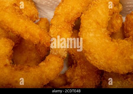 Crevettes de l'Atlantique frites en pâte sur une serviette en papier blanc dans un panier en osier. Gros plan Banque D'Images