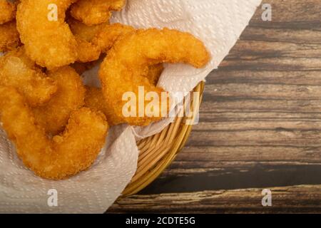 Crevettes de l'Atlantique frites en pâte sur une serviette en papier blanc dans un panier en osier. Gros plan Banque D'Images