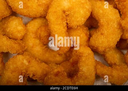 Crevettes de l'Atlantique frites en pâte sur une serviette en papier blanc dans un panier en osier. Gros plan Banque D'Images