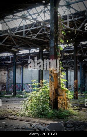 La salle d'usine a été délabrée dans une usine abandonnée à Magdeburg, dans Allemagne Banque D'Images
