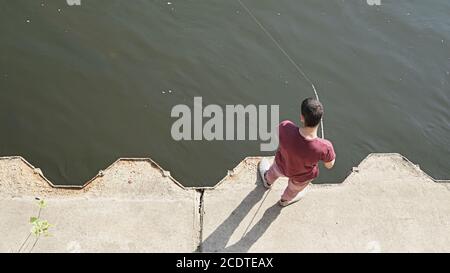 Angler sur les rives de l'Elbe à Magdebourg En été Banque D'Images