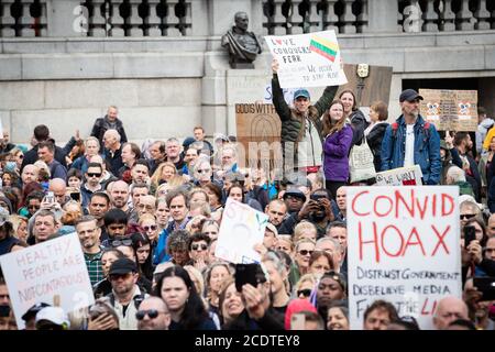 Une foule de manifestants tenant des plaques pendant la manifestation.les manifestants Unite for Freedom se rassemblent à Trafalgar Square pour protester contre le confinement de la COVID-19, imposé le 23 mars. Les professionnels de la santé de l’industrie expriment leur inquiétude quant à la position du pays à l’égard du coronavirus. Banque D'Images