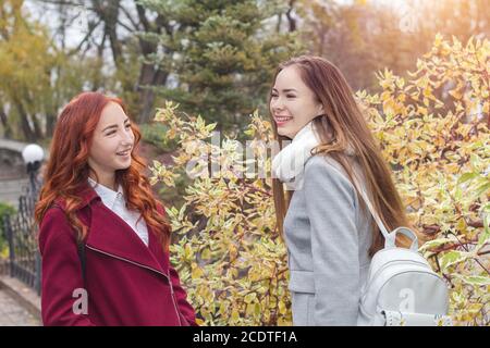 Deux professionnels des jeunes filles à automne fond lumineux Banque D'Images