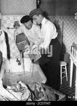 FRANK McHugh et JAMES CAGNEY font du bootleg Booze à baignoire dans LES ANNÉES FOLLES 1939 réalisateur RAOUL WALSH Histoire originale / producteur Mark Hellinger producteur exécutif Hal B. Wallis Warner Bros. Banque D'Images