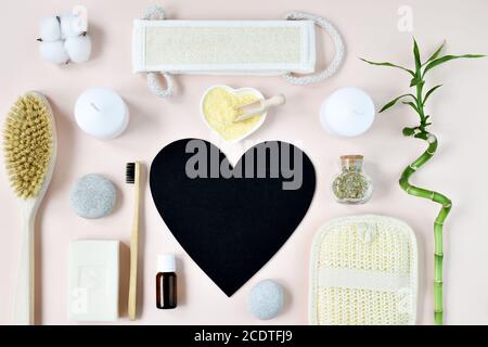 Accessoires de salle de bain en pierre blanche sur arrière-plan, Vue de dessus, copiez l'espace. Concept de soins du corps tous les jours, produits de bain bio. Banque D'Images