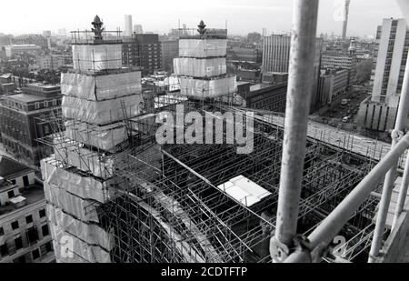 L'échafaudage couvre les chambres St Pancras sur la route Euston à Londres lors d'un projet de rénovation et de réparation à grande échelle à l'extérieur du bâtiment classé de catégorie 1. 10 novembre 1992. Photo: Neil Turner Banque D'Images