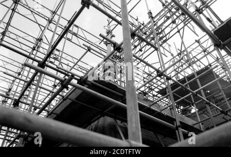 L'échafaudage couvre les chambres St Pancras sur la route Euston à Londres lors d'un projet de rénovation et de réparation à grande échelle à l'extérieur du bâtiment classé de catégorie 1. 10 novembre 1992. Photo: Neil Turner Banque D'Images